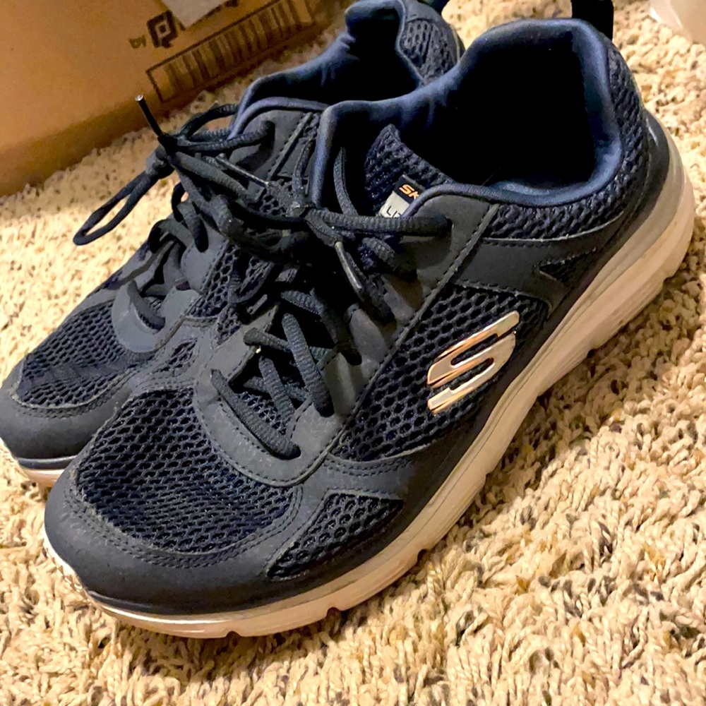 Sketchers lite-weight tennis shoes